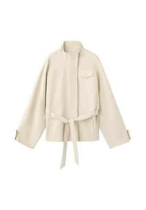 Giacca beige con collo alla coreana, maniche lunghe e ampie, tasca sul petto con pattina e cintura in vita annodata sul davanti.
