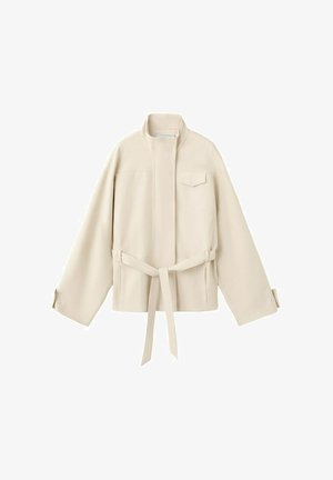 Beżowa kurtka ze stójką, szerokimi długimi rękawami, kieszenią na piersi z klapką oraz paskiem w talii zawiązanym z przodu.