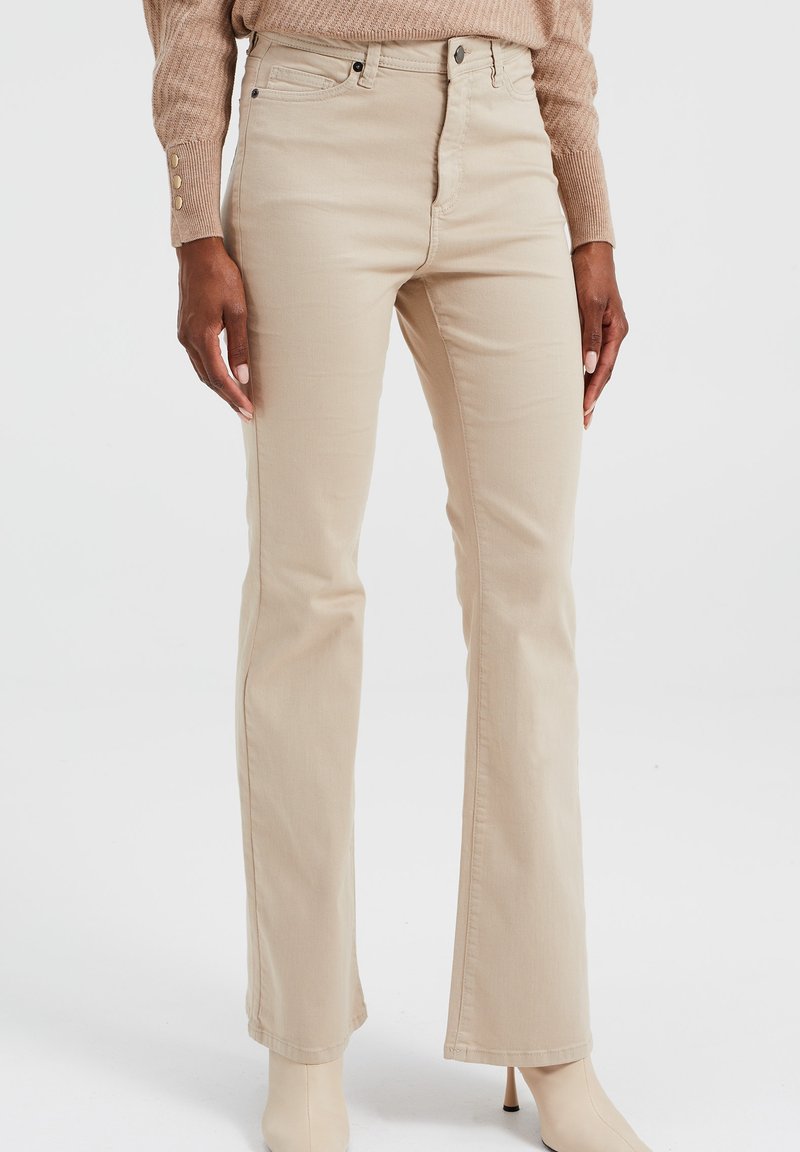WE Fashion HIGH WAIST MET STRETCH Flared Jeans beige Zalando.de