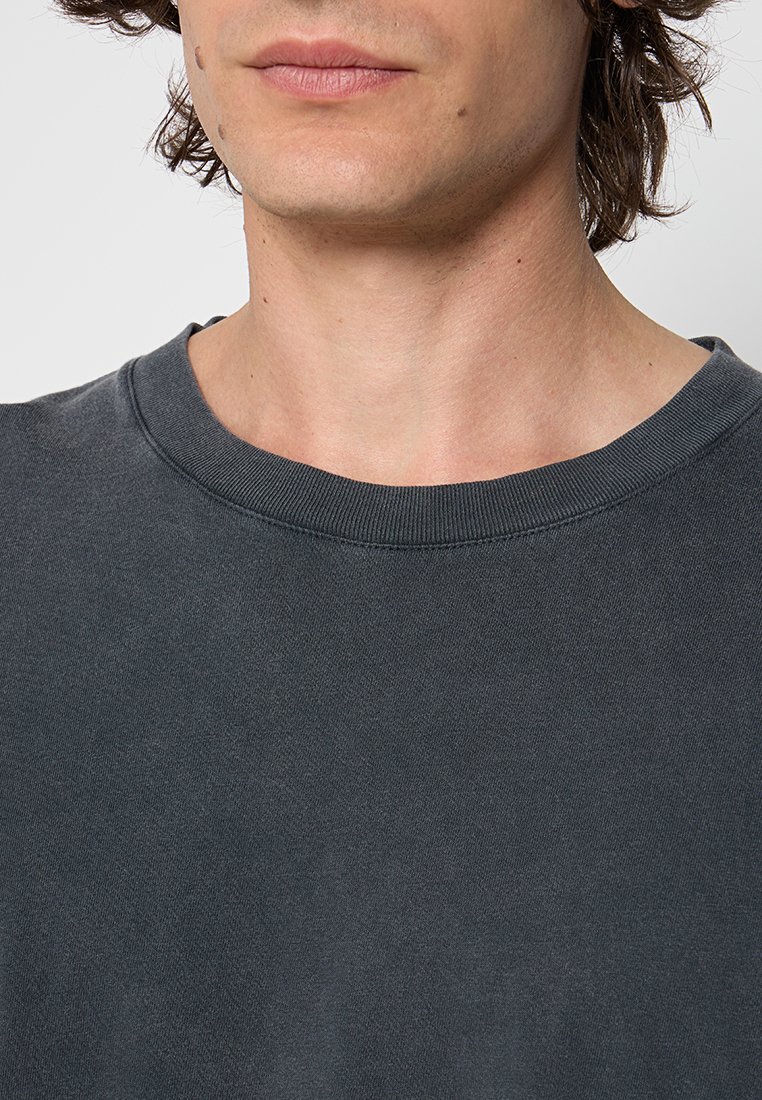 Dunkelgrauer Sweatshirt mit rundem Ausschnitt, aus weichem Stoff gefertigt. Hat eine glatte Textur und ein schlichtes Design ohne Verzierungen.