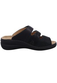 Schwarze Sling-Sandale mit einer Kombination aus glatten und strukturierten Materialien, drei ausgeschnittenen Details und einer niedrigen Keilsohle.