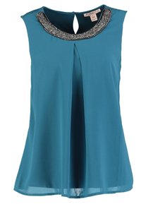 Teal ärmlös topp med nyckelhål baktill, med en rundad halsringning prydd med metallisk pärlbroderi för extra detalj. Slät tygetextur.