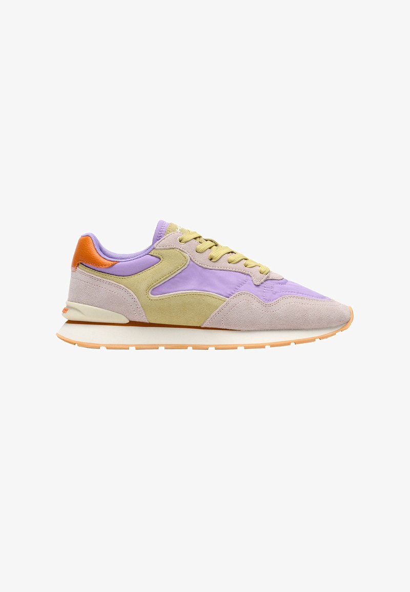 Scarpa da ginnastica bassa in colori pastello con tessuto viola, pannelli in camoscio beige e rosa, accento arancione sul tallone e suola bianca con battistrada arancione.