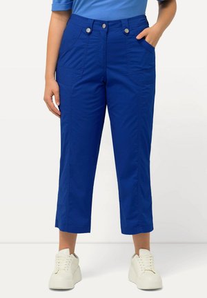 Pantalons cropped pour femmes en bleu vif, fabriqués en tissu léger. Comprend des poches avant, une taille plate et des accents de boutons en argent.