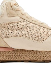 Zapatilla beige con parte superior de textil trenzado, acentos de gamuza y entresuela de yute texturizada. Presenta cordones planos y una lengüeta acolchada.