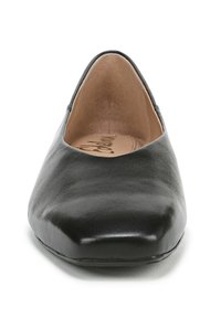 Scarpa piatta in pelle nera con punta affusolata, finitura opaca e soletta imbottita. Il design elegante presenta una tomaia liscia e accenti minimi.