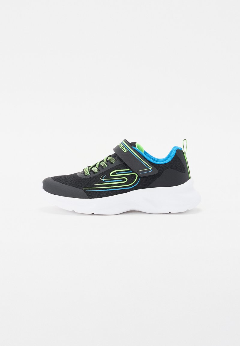 Schwarzer Sportschuh mit Obermaterial aus Netzgewebe, neongrünen Akzenten und blauem Kragen. Verfügt über einen Klettverschluss und eine dicke weiße Sohle.