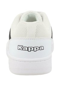 Bijela tenisica s mrežastim stražnjim dijelom i crnim detaljima. Ima ojačan petni dio, istaknuti Kappa logo i teksturiranu gumu potplate.