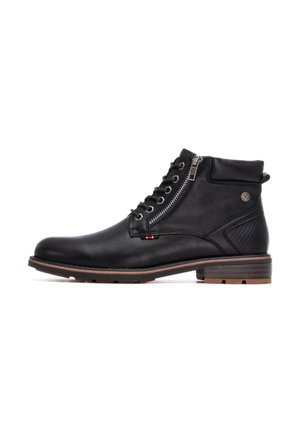 Botas de cuero negras hasta el tobillo con cordones en la parte delantera, cremallera lateral, acentos texturizados y suela marrón. Presenta un pequeño detalle de logo en el lateral.