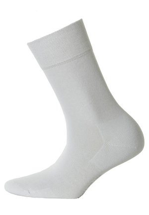 Weiße Baumwollsocke mit einem gerippten Bündchen, glatter Textur und verstärktem Fersenbereich. Mittlere Schafthöhe und nahtlose Zehenpartie für zusätzlichen Komfort.