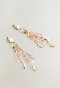 Ohrringe in Goldfarbe mit kaskadierenden Ketten, farbigen Perlen in Rosa und Blau sowie kleinen dekorativen Elementen wie Muscheln und Perlen.