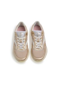 Scarpe sportive di un beige chiaro con pannelli in rete e dettagli metallici. Presentano lacci bianchi e un collare imbottito per comfort e supporto.