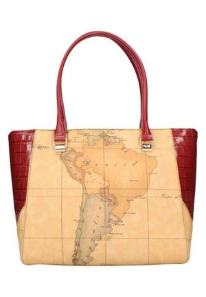Borsa a mano color sabbia con una mappa del Sud America. Texture lucida a forma di coccodrillo rosso sui lati, con manici rossi robusti e dettagli in metallo.