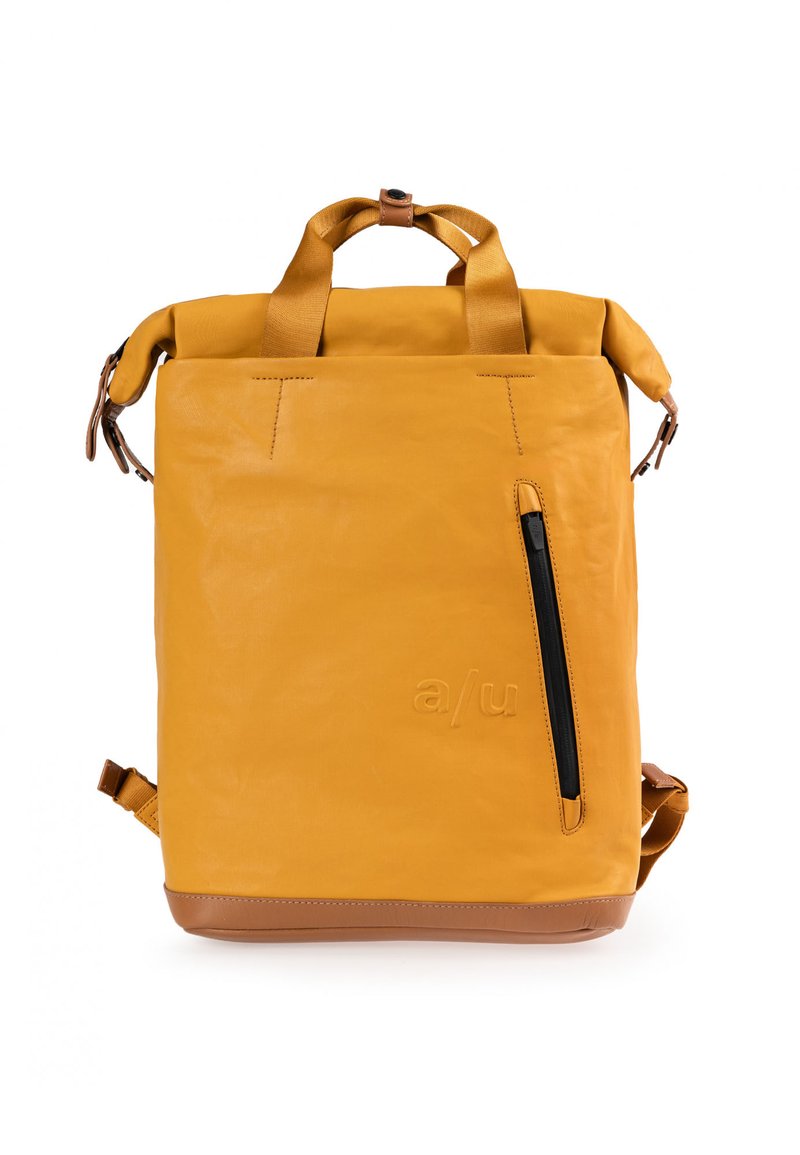 Zaino a roll-top giallo realizzato in pelle liscia e resistente. Presenta una tasca frontale con zip, spallacci regolabili e dettagli marroni alla base.