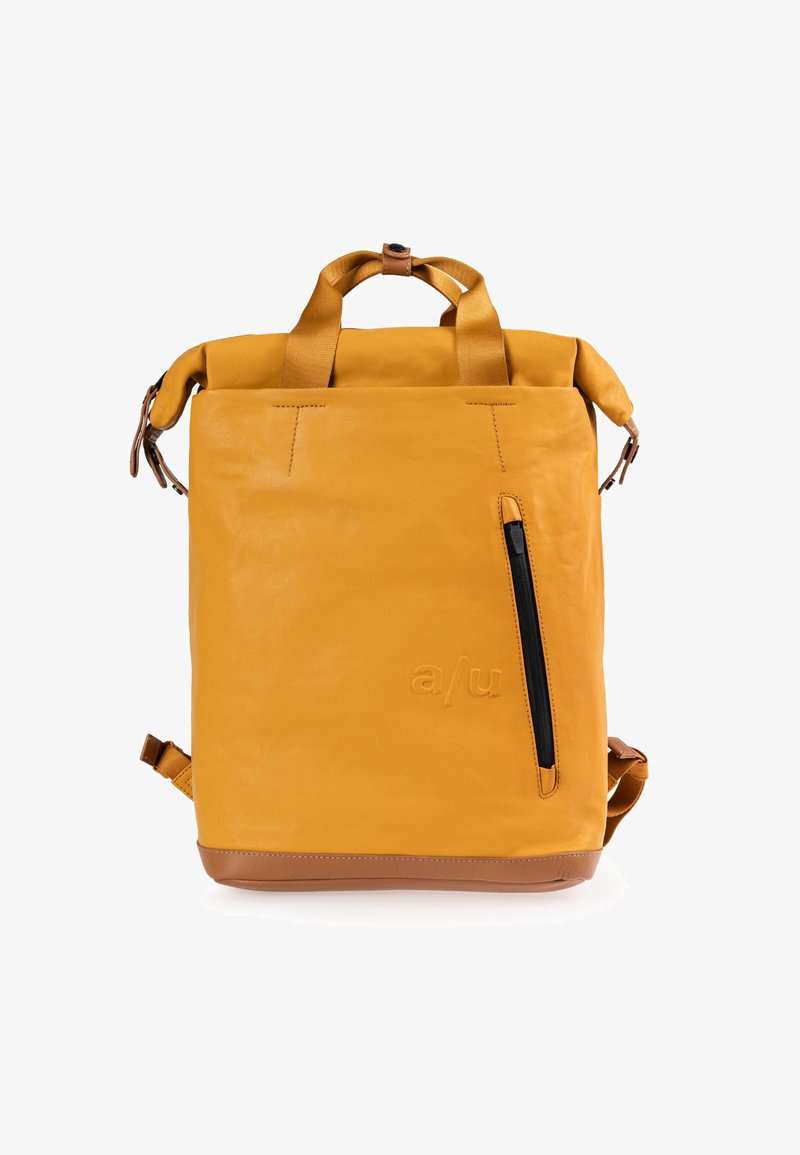 Zaino a roll-top giallo realizzato in pelle liscia e resistente. Presenta una tasca frontale con zip, spallacci regolabili e dettagli marroni alla base.