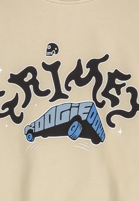 Beige stof met grafisch ontwerp met de woorden "GRIME" in het zwart en "BOOGIE DOWN" in het blauw, met een schedel en sterren.