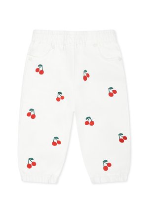 Pantaloni bianchi in cotone con vita elasticizzata, decorati con ricami di ciliegie rosse e foglie verdi sparse, e orli con risvolto.