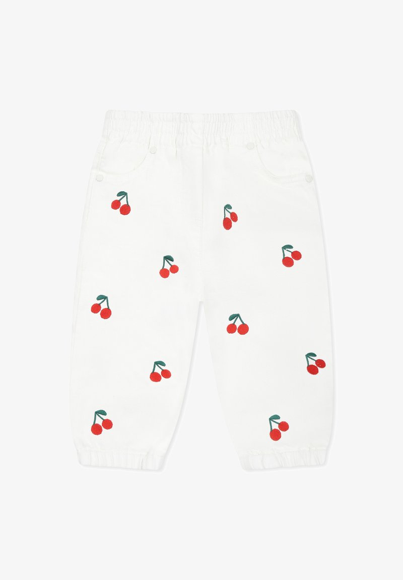 Pantaloni bianchi in cotone con vita elasticizzata, decorati con ricami di ciliegie rosse e foglie verdi sparse, e orli con risvolto.