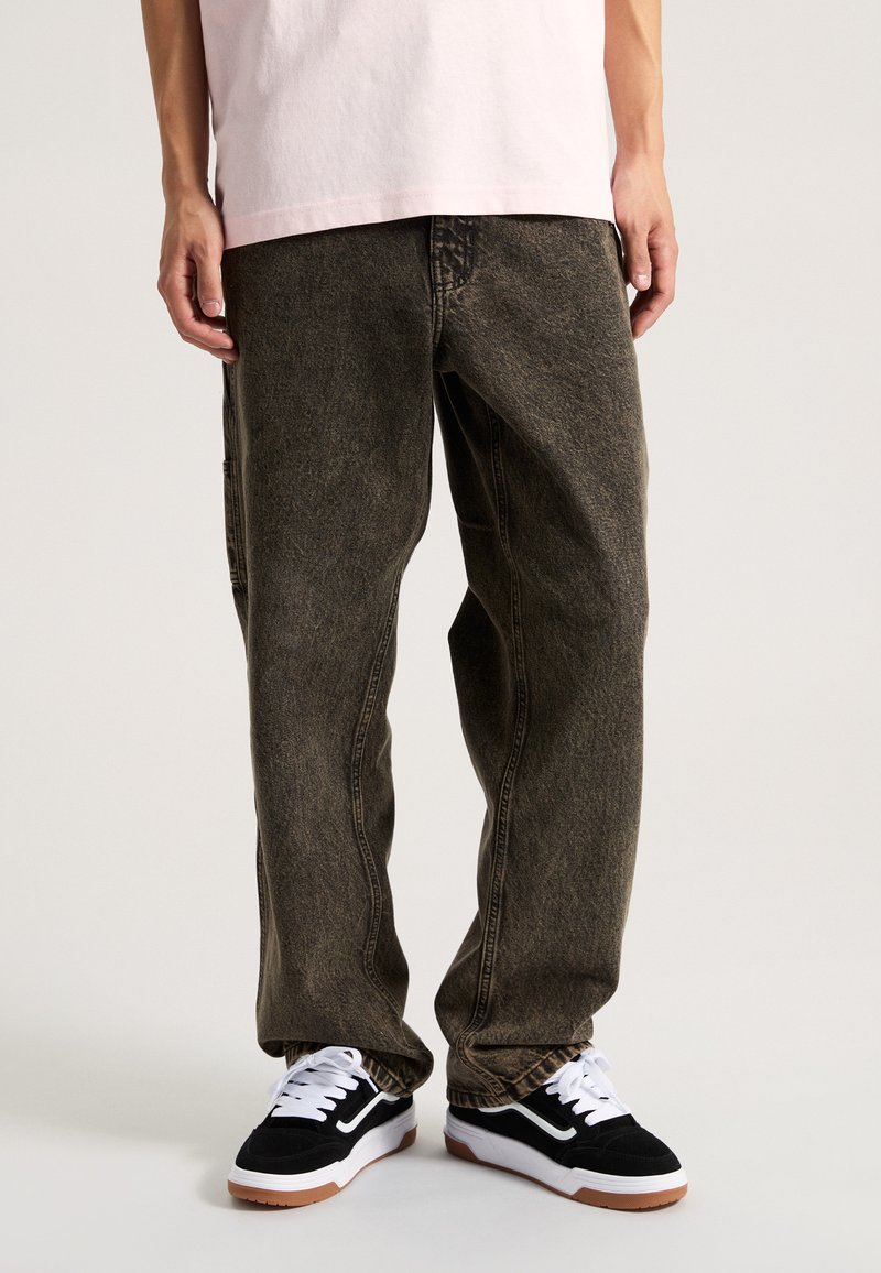 Vans DRILL CHORE CARPENTER ACID WASH - Džíny Straight Fit - olive