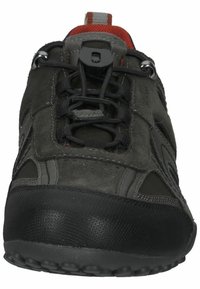 Sneaker grigio scuro e nero con fodera interna rossa, lacci elastici e chiusura a toggle.