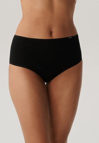 Czarne majtki typu high-waisted wykonane z gładkiego, elastycznego materiału. Charakteryzują się prostym wzorem z subtelnym logotypem na pasku.