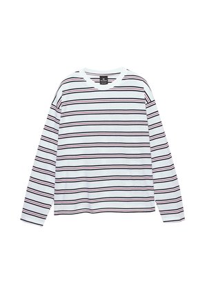 Weißes Langarm-Shirt mit Rundhalsausschnitt, das dünne horizontal schwarze und rote Streifen hat, die gleichmäßig über den Stoff verteilt sind.