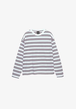 Weißes Langarm-Shirt mit Rundhalsausschnitt, das dünne horizontal schwarze und rote Streifen hat, die gleichmäßig über den Stoff verteilt sind.