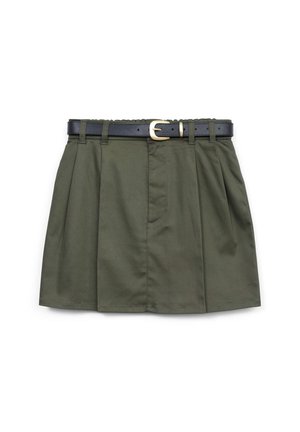 Gonna plissettata verde oliva con una cintura nera dotata di una fibbia dorata, mostrata piatta su uno sfondo bianco.