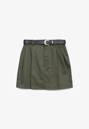 Gonna plissettata verde oliva con una cintura nera dotata di una fibbia dorata, mostrata piatta su uno sfondo bianco.