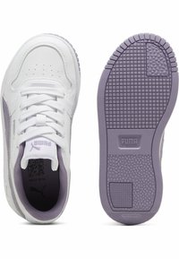 Tênis atléticos brancos com detalhes em roxo. Cabedal em couro liso, biqueira arredondada e design de amarração. Solado de borracha texturizado com padrões de aderência.