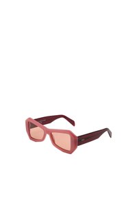 Occhiali da sole esagonali con montatura matte rosa e lenti rosa sfumate. Le aste di un bordeaux scuro presentano dettagli in rilievo. Design in plastica resistente.