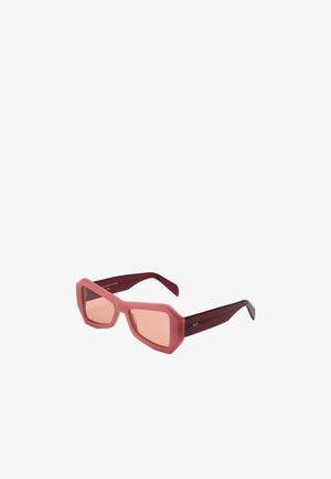 Occhiali da sole esagonali con montatura matte rosa e lenti rosa sfumate. Le aste di un bordeaux scuro presentano dettagli in rilievo. Design in plastica resistente.