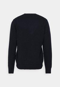 Pull en maille noire à manches longues, avec poignets et ourlet côtelés, encolure ras du cou, texture lisse, sans motifs ni ornements visibles.