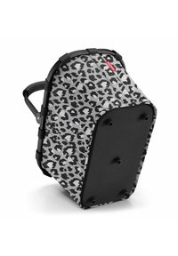 Mochila de estampado de leopardo con un exterior de tela gris con patrón, acentos negros, un asa resistente y un fondo negro sólido con cuatro patas.