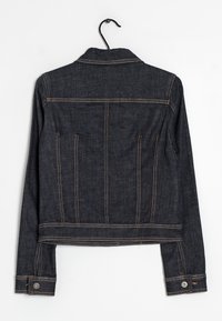 Chaqueta de denim oscuro con cuello, mangas largas y un diseño corto. Las costuras en contraste y dos bolsillos traseros añaden detalle.
