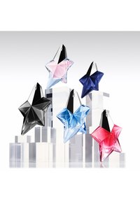 Fem stjernesformede parfymeflasker i forskjellige farger: svart, blå, rosa, mørkeblå og rød med skarpe fasetterte design og kontrastfargede svarte korker.