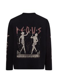 Fekete, hosszú ujjú póló, ezüst színű klasszikus grafikával két figurával, a karokon piros felirattal "P.E.Q.U.S".