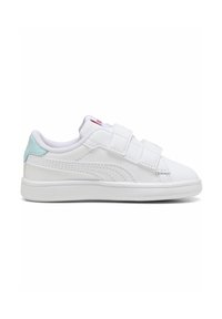 Hvite lærsneakers med to borrelåsremmer, en lyseblå hælramme og teksturert side-søm. Flat hvit gummisåle.