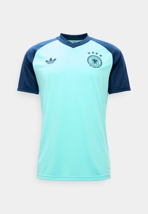 Camiseta de fútbol azul claro con mangas azul oscuro, logo de la Asociación de Fútbol Alemana con cuatro estrellas en el pecho y logo de trébol de Adidas en el lado opuesto.