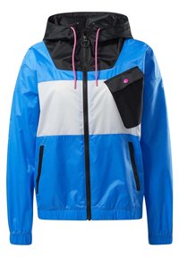 Veste à capuche bleue, blanche et noire avec fermeture éclair frontale, cordons roses, poignets élastiques, deux poches latérales et poche poitrine noire en biais avec bouton rose.