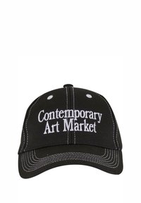 Sort baseball cap med broderet tekst "Nutidskunstmarked" i hvid. Har hvide syninger og kontrasterende øjehuller.