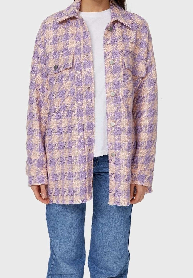 Lila- und beige kariertes Shacket aus strukturiertem Stoff, mit Knopfleiste, zwei Brusttaschen und fransigem Saum.