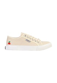 Zapatillas de lona beige con suela de goma blanca, con bordado de cereza en el lateral y ojales plateados para los cordones, diseñadas con una punta redondeada.