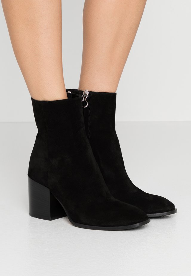 LEANDRA - Nilkkurit - black