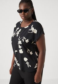 Vero Moda Curve VMNEWHALLIE NEW - Triko s potiskem - black/paya