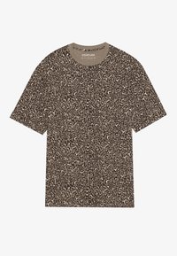 Lyhythihainen t-paita pehmeästä, kevyestä ruskeasta kankaasta, jossa on kontrastivärinen musta ja beige leopardikuvio. Pyöreä pääntie, jossa on logotulos.