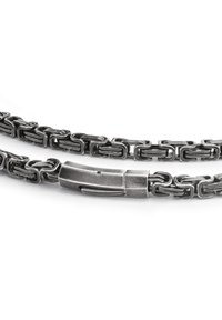 Metalen kettingarmband met in elkaar grijpende rechthoekige schakels in een donkerzilver afwerking, voorzien van een gestroomlijnde sluiting voor een veilige bevestiging.