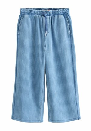 Pantalon bleu clair à jambes larges avec fines rayures verticales blanches, taille élastique, cordon de serrage et poches latérales.
