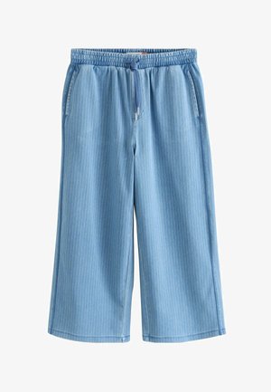 Pantalon bleu clair à jambes larges avec fines rayures verticales blanches, taille élastique, cordon de serrage et poches latérales.