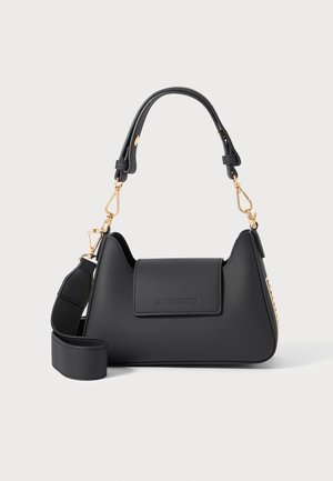 Geantă de mână din piele ecologică neagră, cu o formă structurală, accesorii din aur, un mâner scurt și o curea detașabilă. Logo-ul embosat pe față.